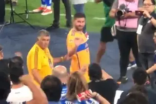 Gignac lanza señas obscenas a la afición de Rayados tras el Clásico (VIDEO)