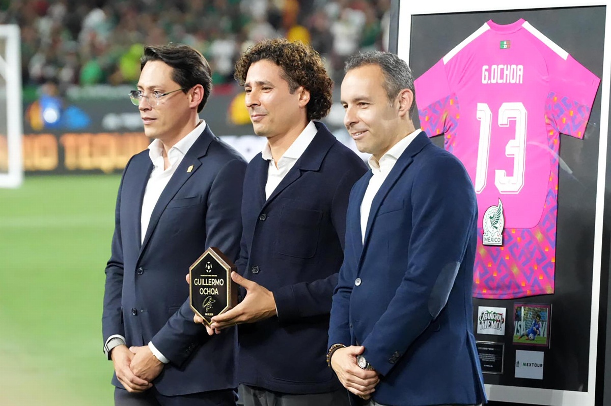 ¡Honor a quien honor merece! Ochoa recibe homenaje de la Selección Mexicana 