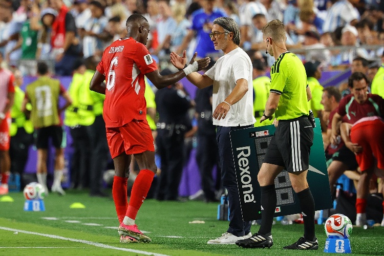 DT de Suiza tras perder vs Argentina: 'Jugamos contra el árbitro y el VAR'